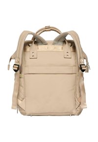 Mochila beige con un tejido texturizado, espalda acolchada, correas dobles ajustables y un bolsillo con cremallera. Incluye un asa superior para llevarla.