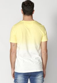 Koroshi SHORT SLEEVE  - Marškinėliai su spaudiniu - amarillo   yellow