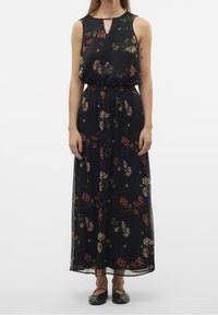 Maxi šaty z černé tkaniny s květinovým vzorem v jemných odstínech burgundy a krémové. Obsahují výstřih ve tvaru klíčové dírky a elastický pas.