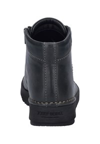 Czarne skórzane botki za kostkę o gładkim wykończeniu, zaokrąglonym ksztalcie, kontrastowym przeszyciu i elastycznej gumowej podeszwie. Logo na pięcie.