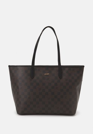 Bolsa tote de cuadros marrón oscuro con asas largas negras, con pequeño logo dorado "JOOP!" en el centro frontal.