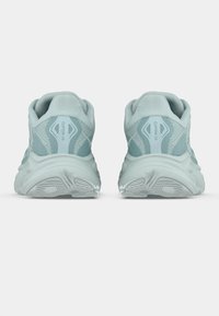 Világoskék futócipők hálós felsőrésszel, párnázott sarokkal, fényvisszaverő díszítéssel és texturált talppal. A "Clifton 10" modellnév látható a sarkakon.