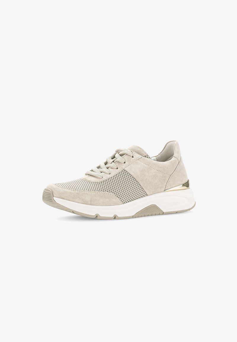 Chaussure de sport en daim beige et mesh avec un laçage à l'avant, semelle blanche épaisse antidérapante, et un accent doré métallisé sur le talon.