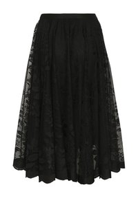 Jupe noire longueur genou avec superposition de dentelle florale et ceinture unie, s'évasant légèrement de la taille à l'ourlet.