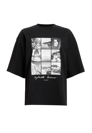 T-shirt noir avec un collage photo en neuf panneaux en noir et blanc de scènes côtières et le texte "Infinite Summer" sous les images.