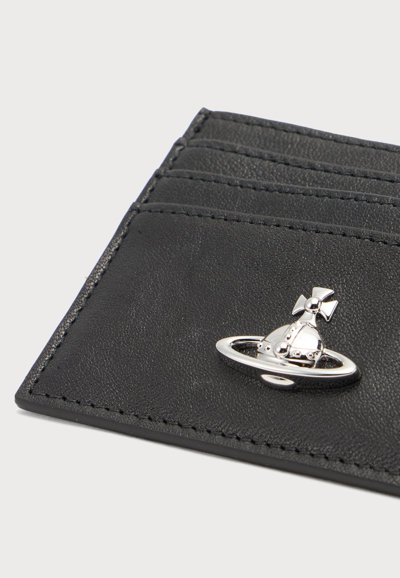 Porta carte in pelle nera con bordi cuciti e molteplici scomparti per carte, con un emblema argenteo a forma di globo con una croce in cima.