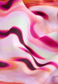 Mäkká látka s vlnitými, abstraktnými vzormi v odtieňoch ružovej, fialovej, oranžovej a bielej, zobrazujúca záhyby a detaily textúry.