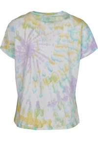 Baumwolle tie-dye t-shirt i pastelfarver, med et spiral mønster i nuancer af lilla, gul og grøn på en hvid baggrund.