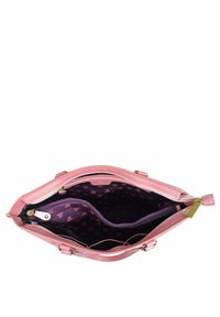 Roze leren handtas met een ritssluiting, meerdere vakken en een paarse bloemenpatroon interieurvoering. Zilveren hardware-accenten zichtbaar.