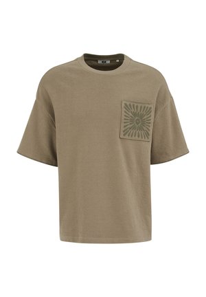 Locker sitzendes khakifarbenes T-Shirt mit kurzen Ärmeln, Rundhalsausschnitt und quadratischem Patch auf der Brust mit radialem Blütenblattmuster.