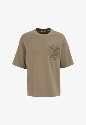 Locker sitzendes khakifarbenes T-Shirt mit kurzen Ärmeln, Rundhalsausschnitt und quadratischem Patch auf der Brust mit radialem Blütenblattmuster.