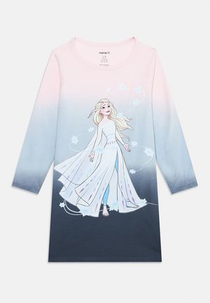 Robe d’enfant à manches longues avec dégradé du rose au bleu foncé et illustration d’une fille blonde en robe blanche fluide avec des flocons de neige.