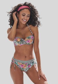 Bikini-Set mit einem blumigen Oberteil in Grün- und Orangetönen sowie gestreiften Unterteilen mit verstellbaren Bändern. Glatte Stofftextur.