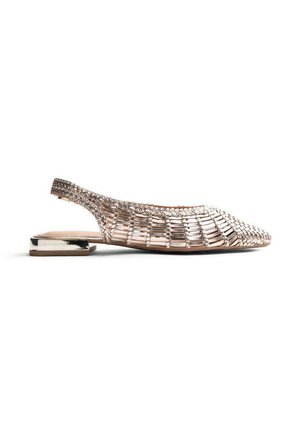 Chaussure plate slingback tissée en or rose métallique avec un bout carré et un talon bloc bas réfléchissant, vue de côté sur fond blanc.