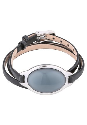 Czarna skórzana bransoletka na ramię ze srebrnym owalnym elementem centralnym i regulowanym paskiem z klamrą.