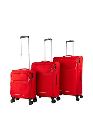 Tres maletas rojas hechas de tela resistente, con asas telescópicas, cuatro ruedas giratorias y compartimentos con cremallera de diferentes tamaños.