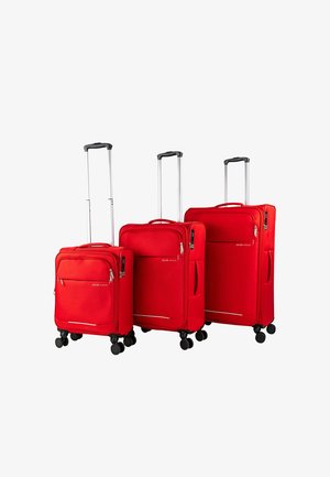 Tres maletas rojas hechas de tela resistente, con asas telescópicas, cuatro ruedas giratorias y compartimentos con cremallera de diferentes tamaños.