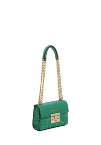 Borsa a tracolla in pelle verde con catena dorata, dotata di chiusura a patta e design in rilievo. Include un logo metallizzato sul davanti.