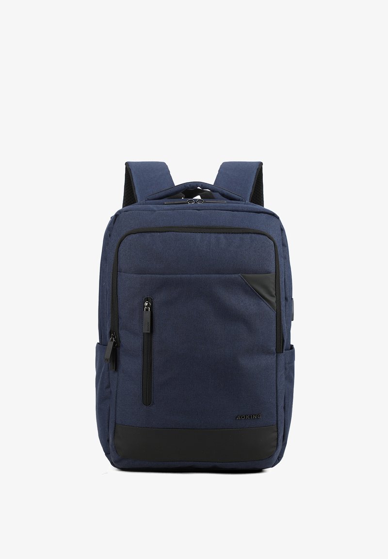 Zaino blu navy con tessuto testurizzato, spallacci regolabili doppi, tasca frontale con zip e pannello inferiore nero. Presenta una maniglia superiore.