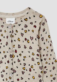 Beige cardigan met een luipaard- en hartpatroon, voorzien van een geribbelde halslijn, knopen aan de voorkant en zachte, textuurrijke stof.