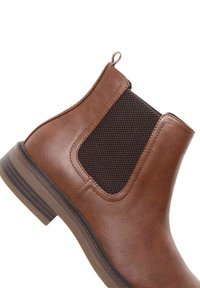 Hnědé kožené kotníkové boty s elastickým bočním panelem a zadním poutkem, s hladkým povrchem a jemným prošíváním.