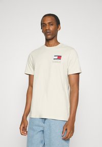 Tommy Jeans ESSENTIAL FLAG TEE  - Paprasti marškinėliai - beige