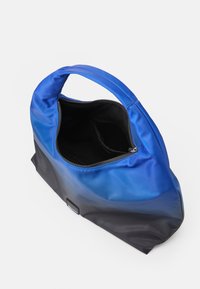 Saco em gradiente azul e preto, feito de material liso, com fecho de zíper e uma única alça superior. Interior forrado a preto.