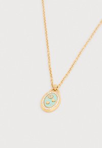 Κολιέ σε χρυσό χρώμα με οβάλ μενταγιόν που διαθέτει ανοιχτό μπλε κέντρο, τρεις ανυψωμένες λεπτομέρειες και περίγραμμα από μικρά διαφανή κρύσταλλα.