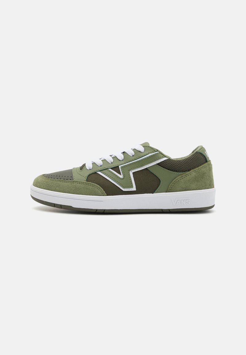 Baskets basses Vans vert olive avec lacets blancs, bande logo blanche, panneaux en daim et mesh, et semelle en caoutchouc blanche.