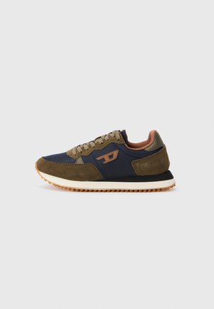 Baskets de sport avec une tige en maille marine et en suède olive, bout rond, semelle beige et détails marron sur la languette et le talon.