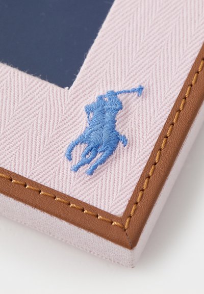 Ροζ φενγκουίν φωτογραφικό πλαίσιο με μπλε κεντητό λογότυπο στη γωνία, καφέ δερμάτινες λεπτομέρειες και ραμμένο διακοσμητικό στην άκρη.