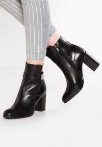 Caprice Botines - black