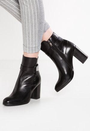 Kotníkové boty - black