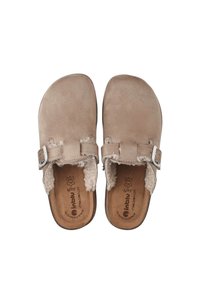 Un paio di zoccoli beige senza chiusura con cinturini regolabili, morbida fodera interna e plantari anatomici progettati per il comfort.