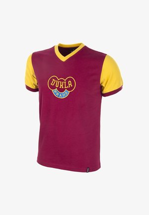 Bordeaux en gele short-sleeve jersey met een V-hals. Voorzien van geborduurd 'DUKLA PRAHA' logo in geel en blauw op de voorkant.