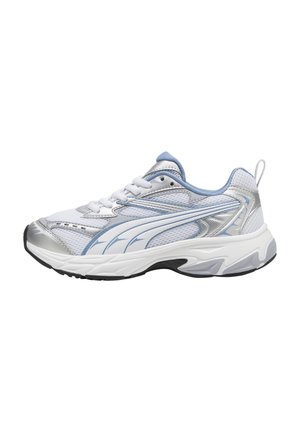 Witte en zilveren sportschoen met blauwe accenten, meshpanelen en een comfortabele zool. Bevat een ronde neus en getextureerde ontwerpen aan de zijkanten.