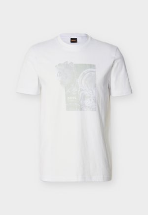 Weißes T-Shirt mit kurzen Ärmeln und rundem Ausschnitt, mit einem blassen, abstrakten Baumringmuster und kleinem "BOSS"-Markenschriftzug auf der Brust.