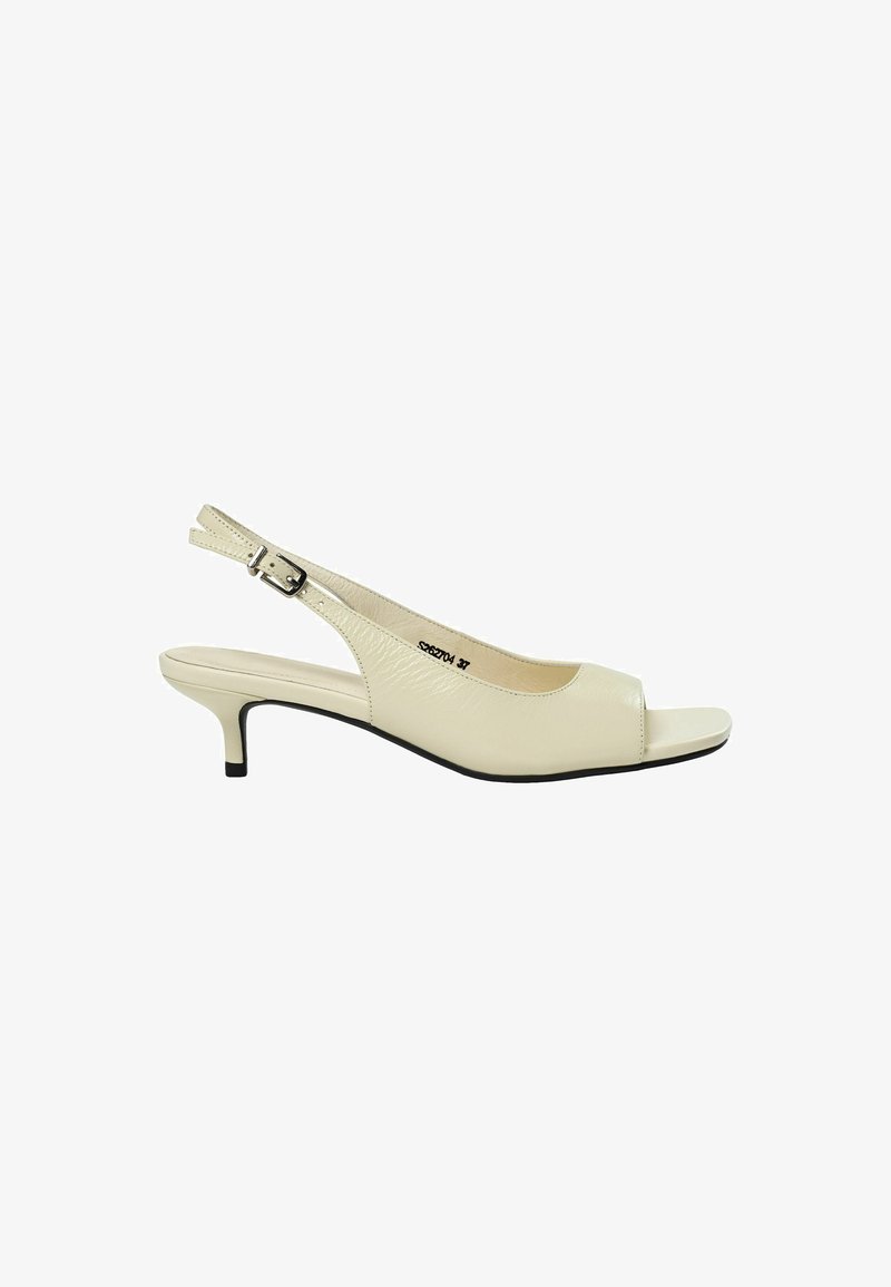 Μπεζ δερμάτινο σανδάλι slingback με ρυθμιζόμενο λουράκι με αγκράφα, ανοιχτή μύτη και χαμηλό τακούνι kitten σε μαύρη σόλα.