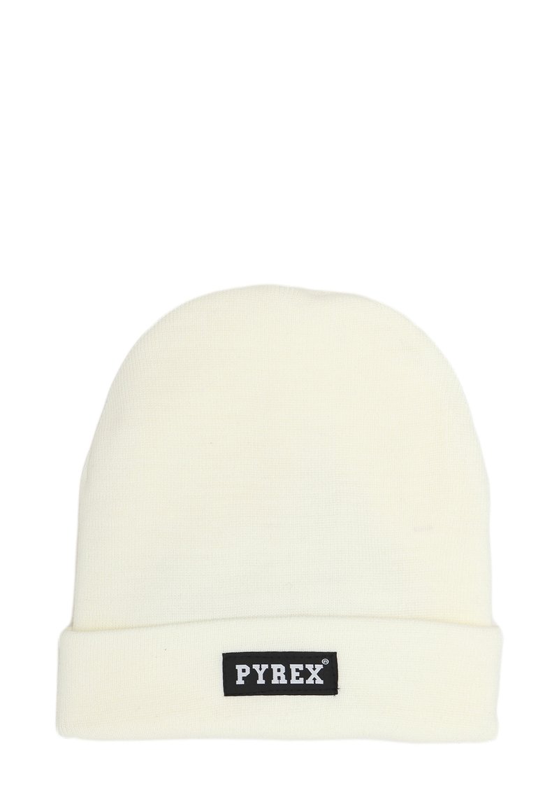 Berretto a maglia crema con risvolto. Presenta un'etichetta rettangolare nera con "PYREX" in testo bianco. Texture morbida, design semplice.