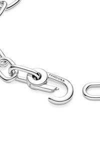 Pulsera de charms de plata con enlaces entrelazados, que presenta un cierre marcado "PANDORA" y superficies lisas y pulidas.