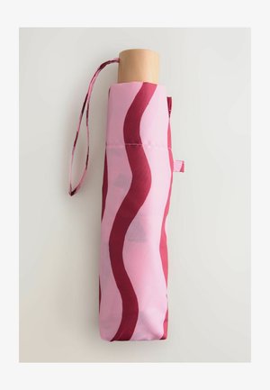 Kompaktní deštník zabalený v růžové tkanině s vínovými vlnitými vzory. Má dřevěnou rukojeť a odpovídající zápěstní popruh pro snadné nošení.