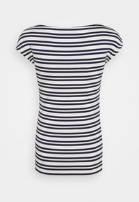 Námořnický modro-bílý pruhovaný krátký rukáv top s kulatým výstřihem, měkkou strukturou a rovnými liniemi. Zadní pohled ukazuje rovnoměrný pruhovaný vzor.
