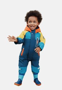 Kleurvolle kindersneeuwpak met een blauwe basis en oranje, gele en teal accenten. Inclusief een capuchon, ritsen en een waterdicht ontwerp.