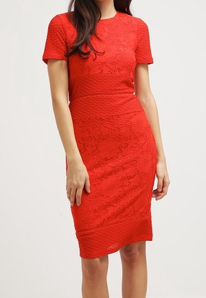 Czerwona koronkowa sukienka z krótkimi rękawami, wykonana z teksturowanej tkaniny z kwiatowym wzorem, żebrowanymi detalami i dopasowanym krojem sięgającym do kolan.