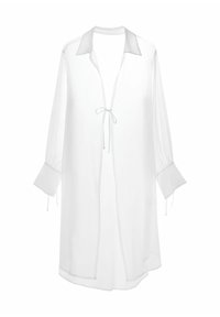 Biała przezroczysta koszula z kołnierzykiem, długimi bufkami i regulowanym zapięciem z przodu. Gładka tekstura, lekki materiał i dłuższy krój.