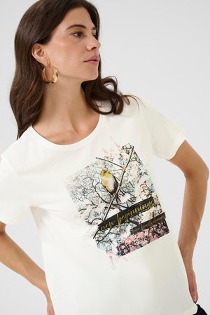 Biała bawełniana koszulka z ilustracją ptaka i kwiatowym wzorem. Napis brzmi "nowe początki". Krótkie rękawy, okrągły dekolt.