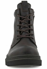 Botas de cuero marrón hasta el tobillo con punta redonda, frente con cordones y detalles de costura. Presentan una suela de goma texturizada y un pequeño logotipo en la lengüeta.