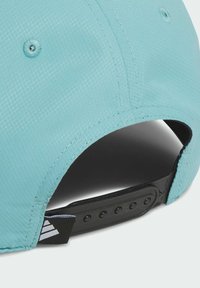 Tyrkysová čepice z texturované látky, s černým nastavitelným páskem a štítkem s logem. Má ventilační otvory blízko vrcholu.