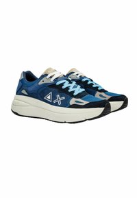 Sneaker sportive blu e nere con una robusta intersuola bianca, tomaia in suede testurizzato e mesh, e lacci e dettagli azzurri.