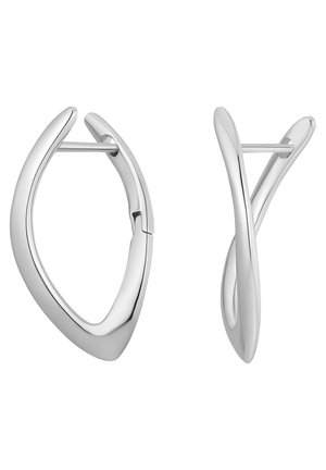 Paire de boucles d’oreilles créoles torsadées en argent poli avec fermoir à clapet sur fond blanc.